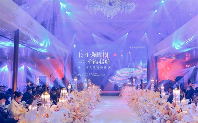 船于江中行，人在畫中游，是沉浸式郵輪婚禮給的浪漫